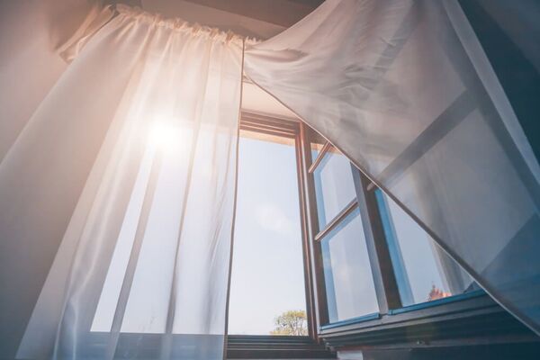 Ventana abierta con aire fresco en una habitación ordenada